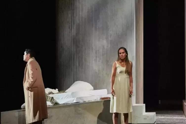 Szene aus der Oper „La Traviata“ am Pfalztheater. Vier Gäste stehen beziehungsweise standen am Pult der Produktionen.