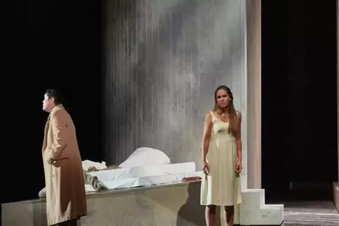 Szene aus der Oper „La Traviata“ am Pfalztheater. Vier Gäste stehen beziehungsweise standen am Pult der Produktionen.