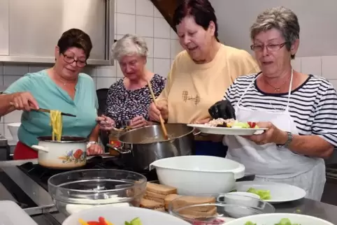 Ohne sie gäb’s an den „Kabarettissimo“-Abenden höchstens belegte Brötchen: Doris Konrad, Marlis Eppensteiner, Doris Kreitmann un