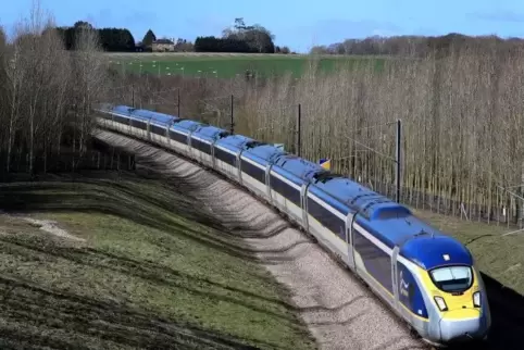 Ein Eurostar-Zug fährt über Folkestone in Kent nach Frankreich.