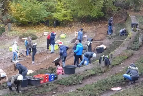Geschichtsunterricht vor Ort: Auch Schüler des OWG waren bei der Pflanzaktion im Einsatz.