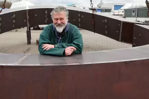 Martin Schöneich, hier mit dem Mahnmal für Winnenden, stellt in Grünstadt aus.