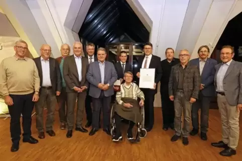Bürgermeister Torsten Blank (Fünfter von rechts) dankt den Geehrten für ihr Engagement.