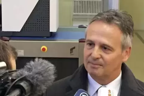 Ihn gibt es wirklich: Urs Barandun, hier auf dem Flur im Landgericht Mainz.