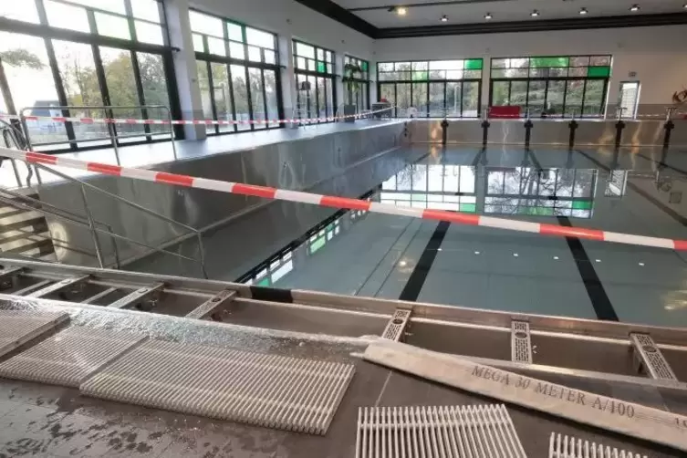 Das Schwimmbecken im Cabriobad Leiningerland wird gereinigt und neu mit Wasser befüllt.