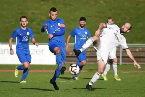 Gut in Schuss: Eintracht-Kapitän Bahri Bayir (links).
