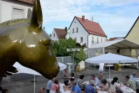 Vom Esel bewacht: Weinfest in Eschbach.