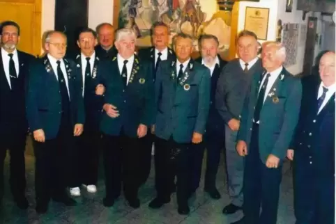 1999 wurde ein Teil der Gründungsmitglieder des Schützenvereins auf diesem Foto festgehalten (von links): Manfred Werts (Kreissc