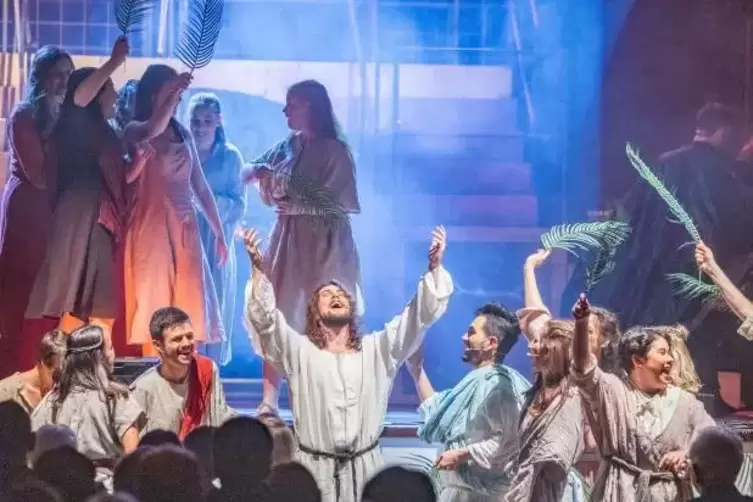 Hier wird Jesus (Mitte, Dennis Klein) von den Massen noch als Messias und Befreier gefeiert.