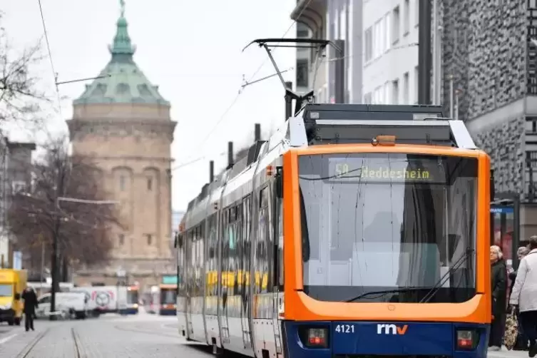 Tatort Straßenbahn: Polizei ermittelt wegen Sexualstraftat. 