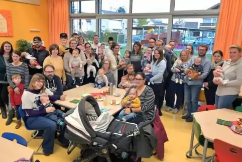 Junge Eltern in Römerberg: Den Empfang nutzen viele, um sich gegenseitig kennenzulernen.