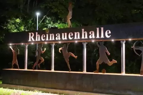 Wirkt im dunkeln: das neue Kunstwerk vor der Rheinauenhalle.