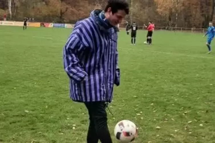 Mit dieser Jacke f&auml;llt der Geinsheimer Julian Pfeifer auf.