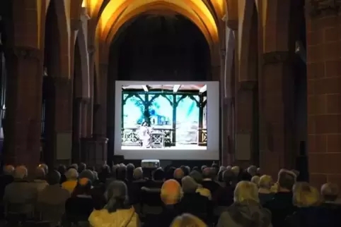 Perlen aus der Stummfilm-Ära verfolgen die Gäste in der Bad Dürkheimer Schlosskirche, die passende Musik ertönt von der Kircheno