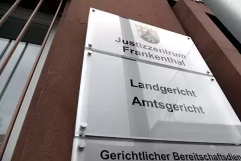 Am Landgricht Frankenthal fällt das Urteil: Der 22-Jährige muss für 28 Monate ins Gefängnis.