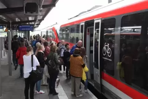 Auf der Bahnstrecke von Karlsruhe über Landau (Foto) nach Wörth fahren abschnittsweise sechs Züge pro Stunde. Der dichte Verkehr