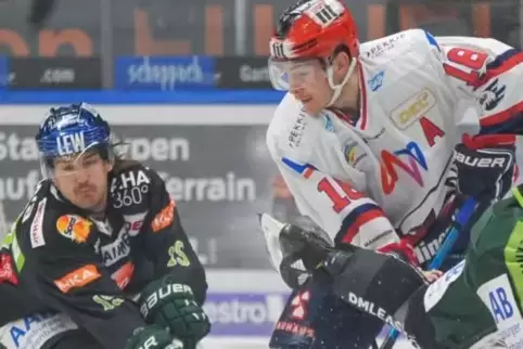 Adler Ben Smith (rechts) verliert die Scheibe an Mitch Callahan. 