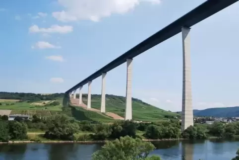 Rund 1,7 Kilometer lang und bis zu 160 Meter über dem Tal: die neue Hochmoselbrücke.