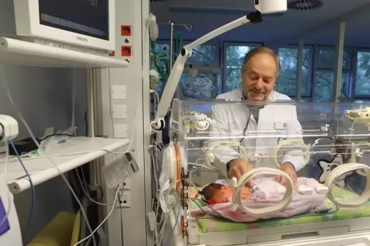 Louisa und Kinderarzt J&uuml;rgen Bensch.