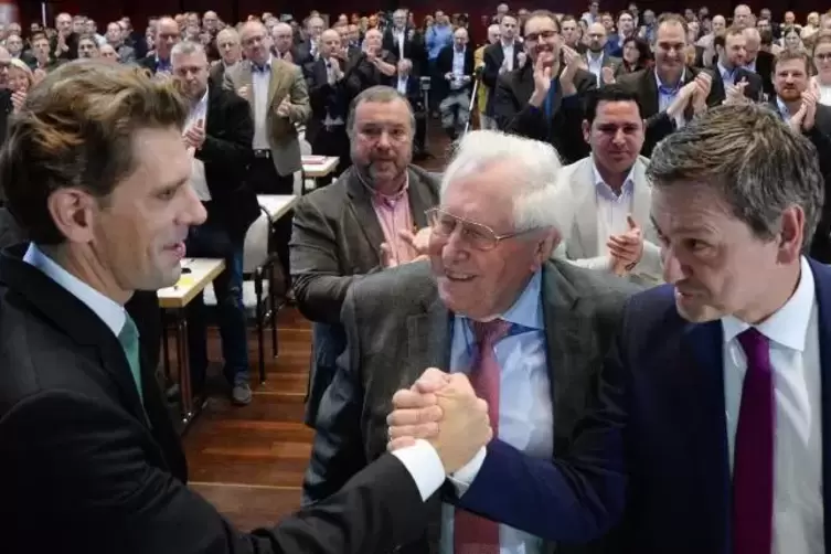 Der unterlegene Kandidat Marlon Br&ouml;hr (links) gratuliert dem Sieger Christian Baldauf &ndash; vor dem Augen des fr&uuml;heren CDU-Ministerp