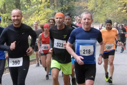 Drei Kilometer geschafft:Das Feld strebt dem Ziel auf der Kalmit entgegen.