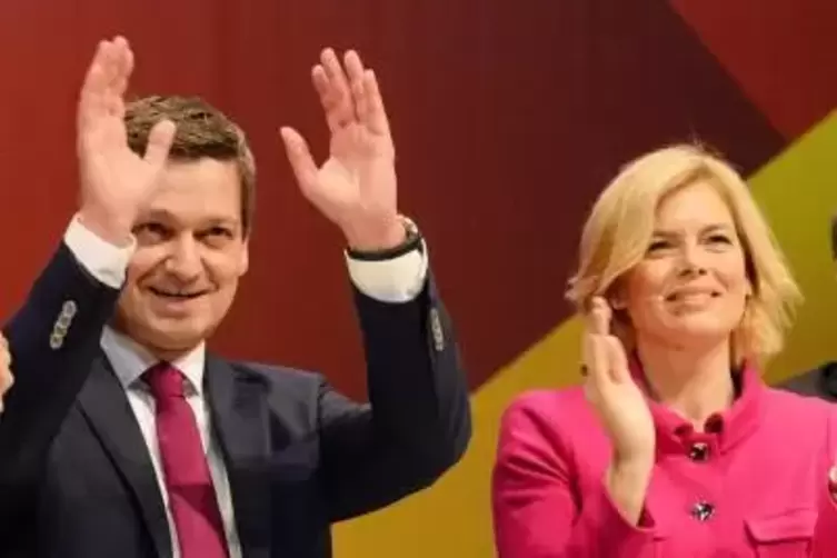 Christian Baldauf ist Spitzenkandidat für die Landtagswahl, Julia Klöckner klatscht.