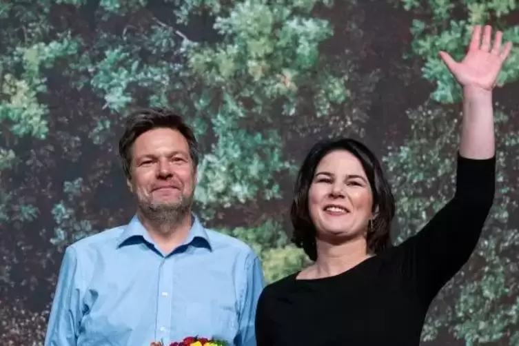 Annalena Baerbock und Robert Habeck strahlen: Mit einem guten Ergebnis wurden sie als Vorsitzende der Grünen wiedergewählt.