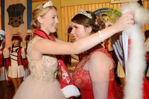 CHN-Ordensfest in Herschberg: Alina I. (links) stattet ihre Nachfolgerin Larissa II. mit den Insignien der Macht aus.