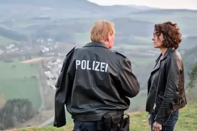 Schon in „Tod im Häcksler“ spielte Ben Becker den in der Nordpfalz ansässigen Polizisten Stefan Tries, dem Lena Odenthal (Ulrike