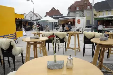 Am angestammten Platz: Bei trübem Wetter ist der Wochenmarkt gestartet. Die Kunden kamen trotzdem im Laufe des Vormittags.