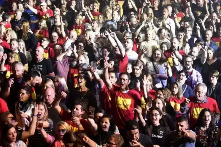 Grabowsky-Fans: Gemeinsame Schorle-Rufe in alle Himmelsrichtungen.