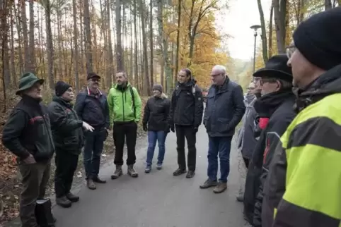 Zu einem Waldbegang im Revier Münchhof mit Revierleiter Friedrich-Wilhelm zum Hingste und Forstamtsleiter Markus Gatti (von link