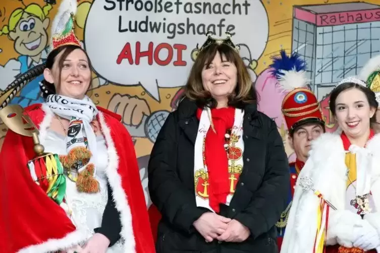 Aus Oberb&uuml;rgermeisterin Jutta Steinruck wurde &bdquo;Jutta I. vun de Gass&ldquo;.