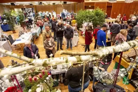 Kunsthandwerk verschiedenster Art gab es beim Kreativmarkt in Ramstein. Viele Gäste machten sich bereits auf die Suche nach Weih