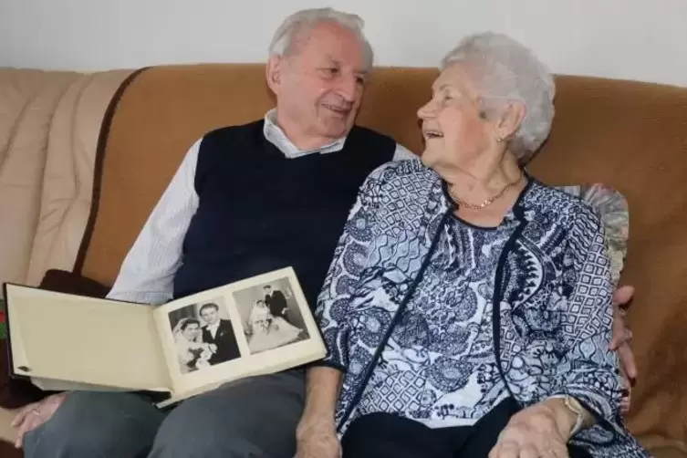 Auch nach 65 Jahren noch verliebt: Ernst und Ruth Kahsemeck aus Grünstadt.