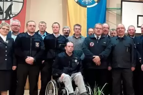 Für mindestens 25 Jahre Zugehörigkeit wurden zahlreiche Feuerwehrleute ausgezeichnet. Unter anderem mit dem silbernen und golden