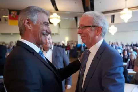 Uwe Junge (links) gratuliert Michael Frisch, seinem Nachfolger als AfD-Landeschef.