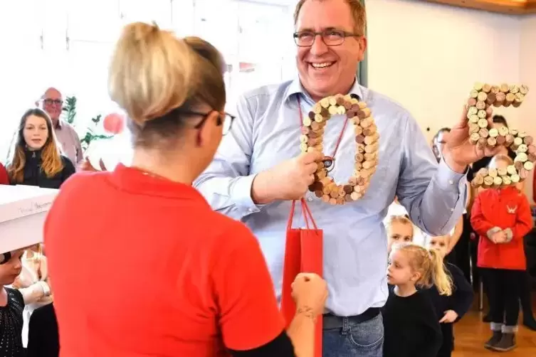 Die Kinder haben B&uuml;rgermeister Torsten Bechtel gefangen, da hilft ihm auch nicht dass er Geburtstag hat.