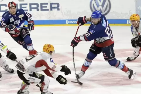 Adler Matthias Plachta (rechts) zieht ab, Bremerhavens Carson McMillan hält die Kelle rein. 