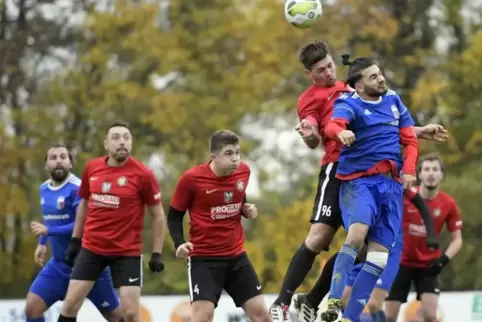 Sandro Gerbes (FC Arminia, rotes Trikot) gewinnt das Kopfballduell gegen den Edigheimer Evren Türkay.