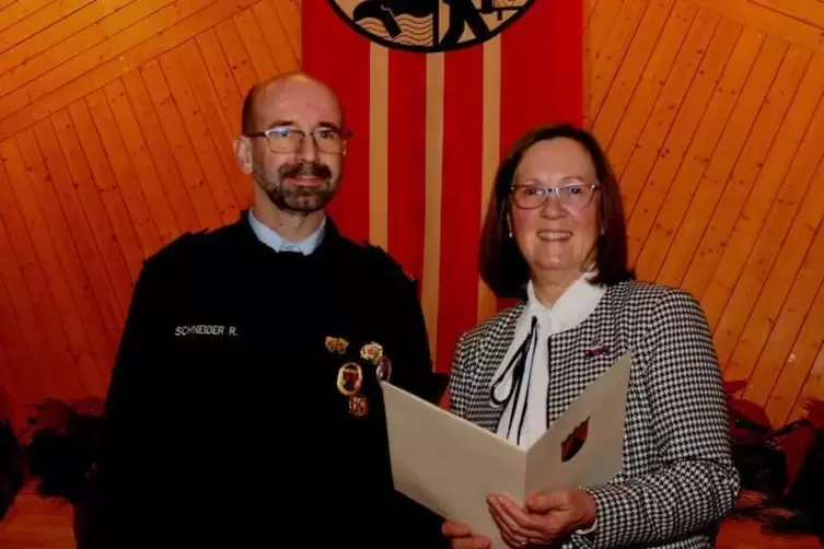 Oberbrandmeister Ralf Schneider erhielt von der Kreisbeigeordneten Gudrun Heß-Schmidt das Goldene Feuerwehr-Ehrenzeichen des Lan