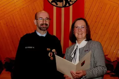 Oberbrandmeister Ralf Schneider erhielt von der Kreisbeigeordneten Gudrun Heß-Schmidt das Goldene Feuerwehr-Ehrenzeichen des Lan