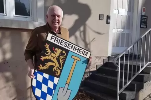 Günther Henkel mit dem Friesenheimer Wappen.