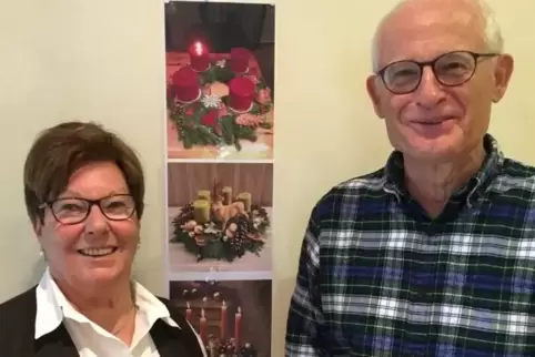 Auch in diesem Jahr verkauft der Landstuhler Lions Club wieder Adventskränze für den guten Zweck. Das Foto zeigt Christa Heitzma