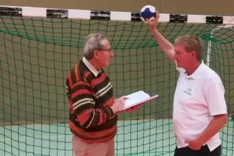 Joachim Pual im Gespräch mit Helmut Weper (rechts).
