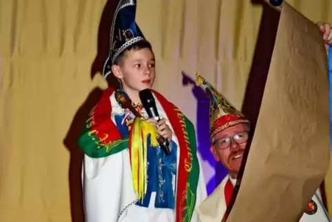 Die erste Rede soll kurz sein: CVD-Vorsitzender Jürgen Ketzler ist dem Kinderprinzen Joshua I. behilflich.