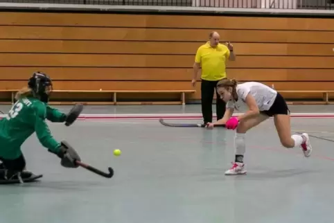 Das erste Tor der Hallensaison hat Lilly Wiesmann für die Damen des Dürkheimer HC erzielt.
