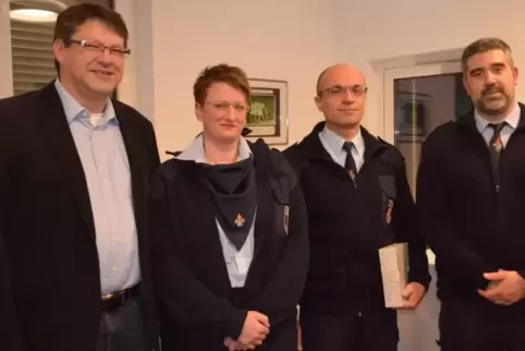 Beim Kamaradschaftsabend ehrten VG-Beigeordneter Herbert Schwarzmüller (links) und Wehrführer Sascha Brunner (rechts) Carmen Käm