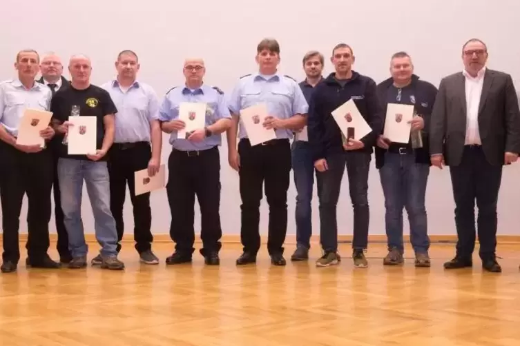 Langjährige Feuerwehrmänner wurden mit dem goldenen Feuerwehrehrenzeichen ausgezeichnet (von links:) Paul Jung, Kreisfeuerwehrin