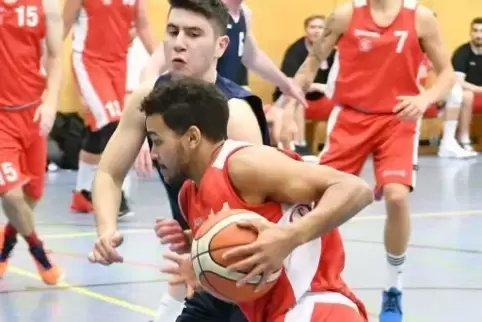 VTZ-Spieler Johann Klein (mit Ball) steuerte in der Verlängerung acht Punkte zum Sieg bei.
